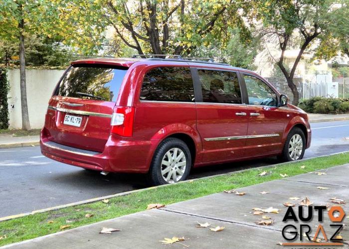 CHRYSLER TOWN & COUNTRY 2014