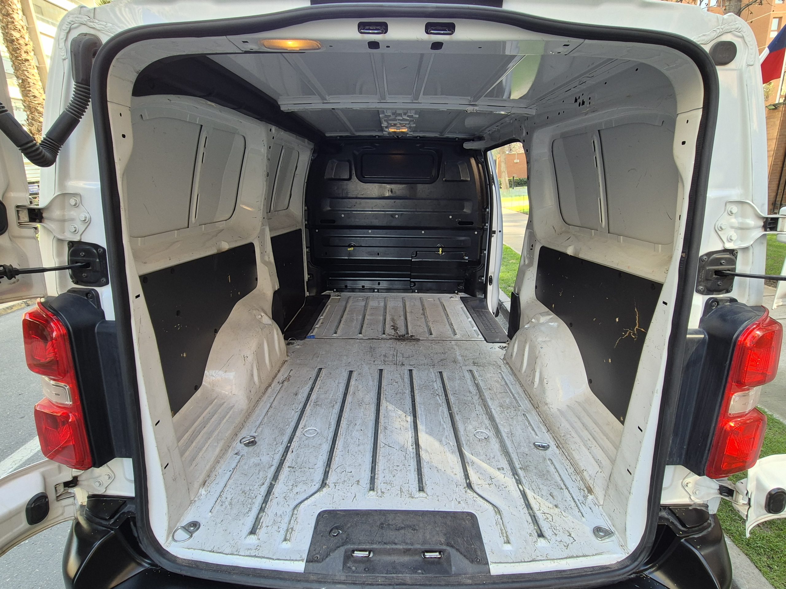 
								Peugeot Expert 2.0 2024 full									