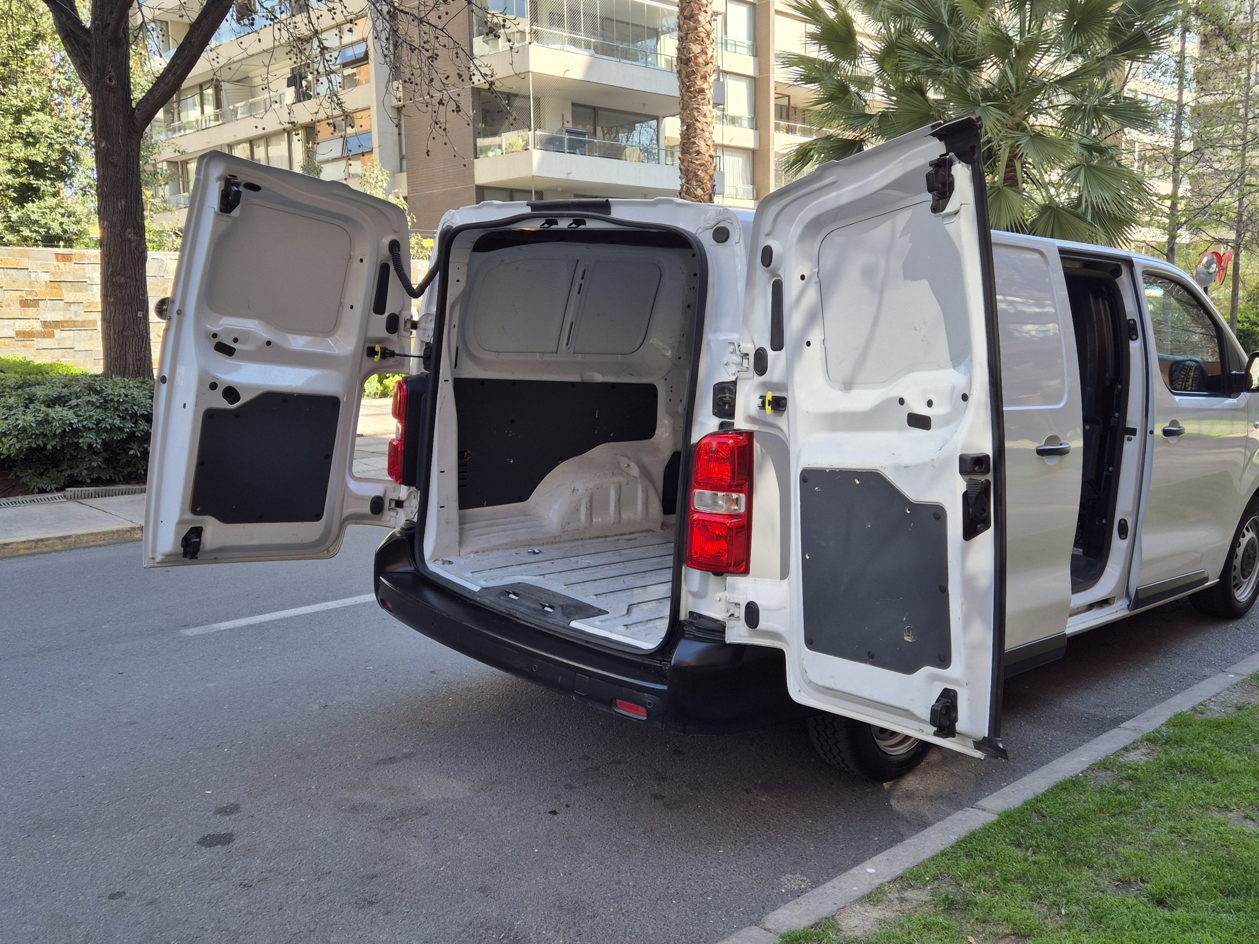 
								Peugeot Expert 2.0 2024 full									